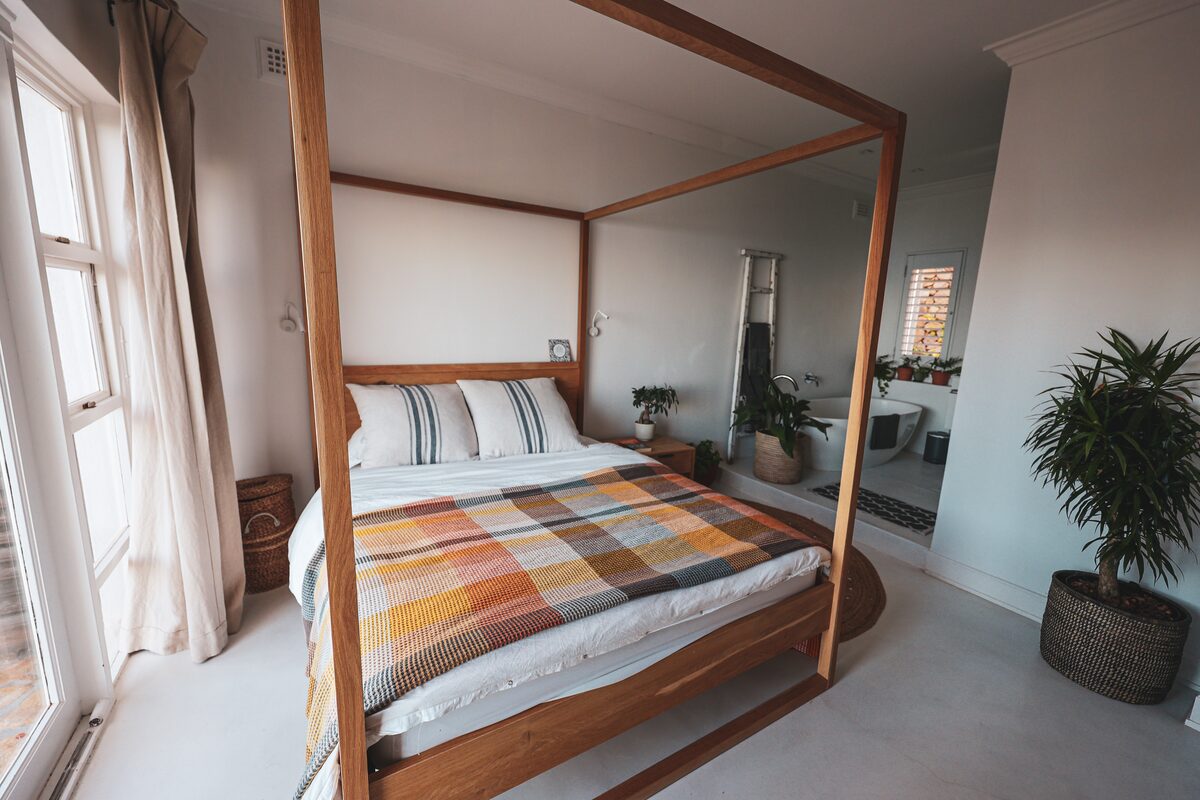 Master suite with four poster bed